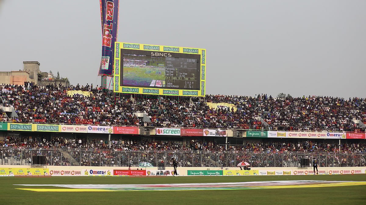 একদিন বিরতি দিয়ে আজ আবার মাঠে ফিরছে বিপিএল