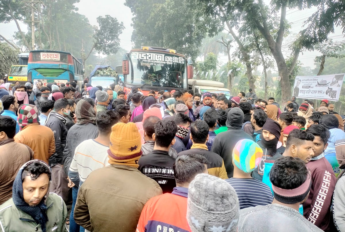 সরকারি নির্ধারিত নতুন বেতনকাঠামো বাস্তবায়নের দাবিতে ঢাকা-আরিচা মহাসড়ক অবরোধ। মঙ্গলবার সকালে মানিকগঞ্জের সাটুুরিয়ার নয়াডিঙ্গী এলাকায়