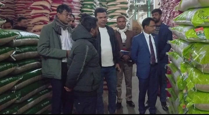 অতিরিক্ত চাল মজুত রাখার দায়ে একটি চালকলকে এক লাখ টাকা জরিমানা করেছেন ভ্রাম্যমাণ আদালত। মঙ্গলবার সন্ধ্যা সাড়ে ছয়টার দিকে উপজেলার সরস্বতীপুর এলাকায়