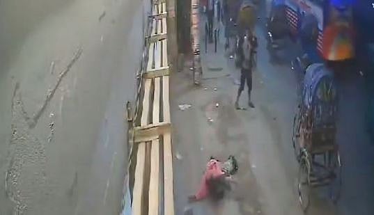 হঠাৎ উড়ে আসা ইটের আঘাতে লুটিয়ে পড়েন ব্যাংক কর্মকর্তা দীপা সানা। ঘটনাস্থলেই তাঁর মৃত্যু হয়। গত বৃহস্পতিবার সন্ধ্যা, মৌচাক