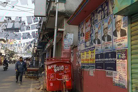 আচরণবিধি লঙ্ঘন করে রঙিন পোস্টার দেয়ালে লাগানো হয়েছে। গতকাল ঢাকার কামরাঙ্গীরচরে