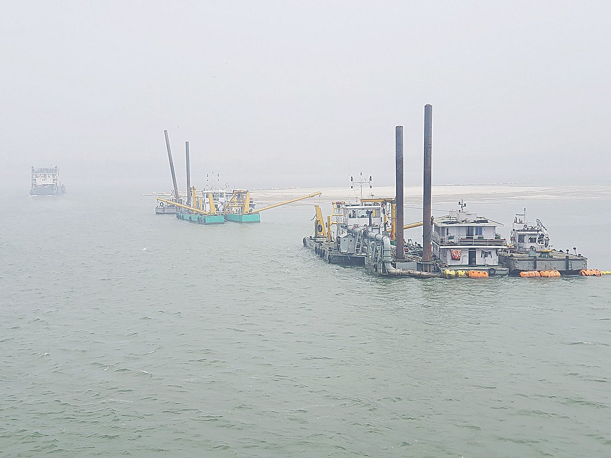 পাটুরিয়া থেকে দৌলতদিয়ায় আসতে ঘুরতে হচ্ছে দীর্ঘ ছয় কিলোমিটারের বেশি পথ। চ্যানেলের প্রস্থ বাড়াতে চলছে খননকাজ