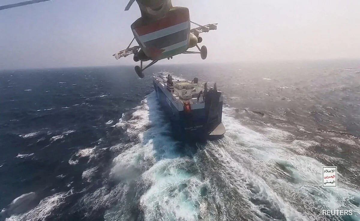 লোহিত সাগরে একটি পণ্যবাহী জাহাজের ওপর দিয়ে উড়ে যাচ্ছে হুতি বিদ্রোহীদের একটি হেলিকপ্টার