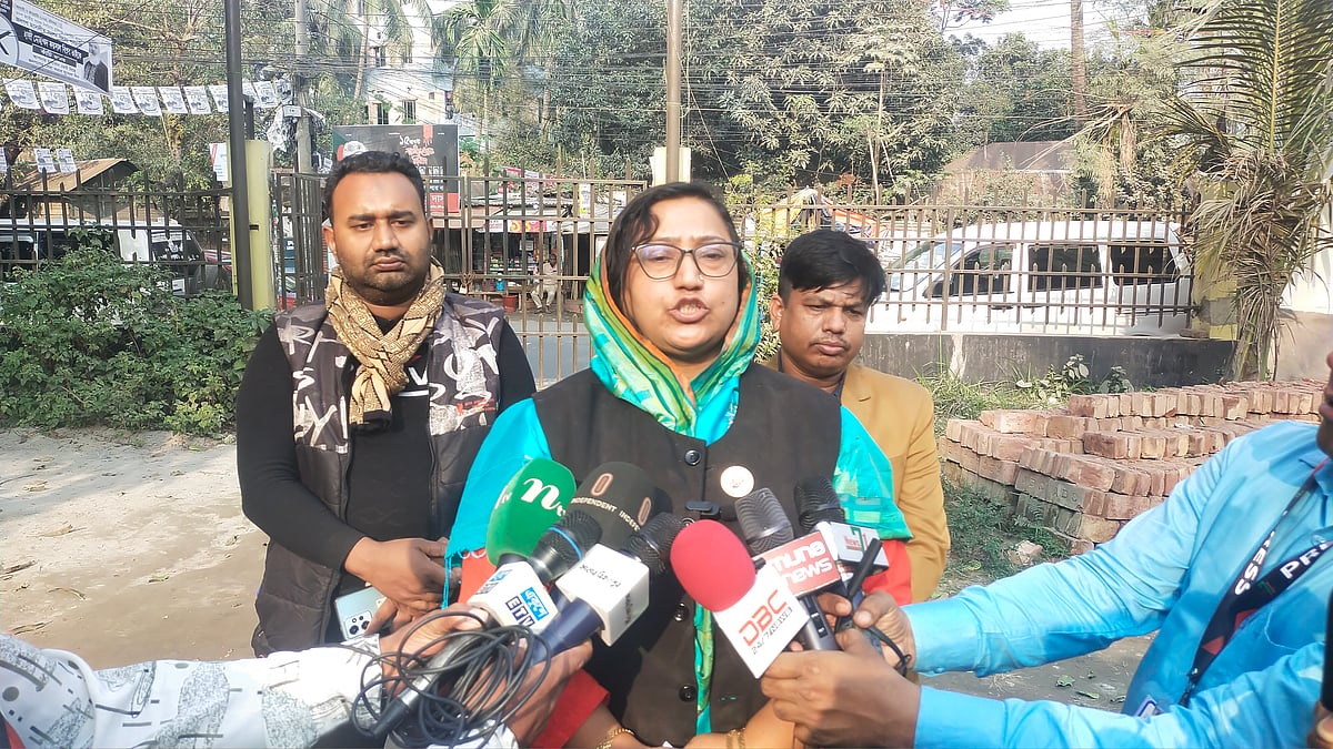 ভোট বর্জনের ঘোষণা দিয়েছেন মুন্সিগঞ্জ-২ (লৌহজং ও টঙ্গিবাড়ী) আসনের স্বতন্ত্র প্রার্থী সোহানা তাহমিনা। রোববার বেলা সাড়ে তিনটার দিকে মুন্সিগঞ্জ প্রেসক্লাব চত্বরে