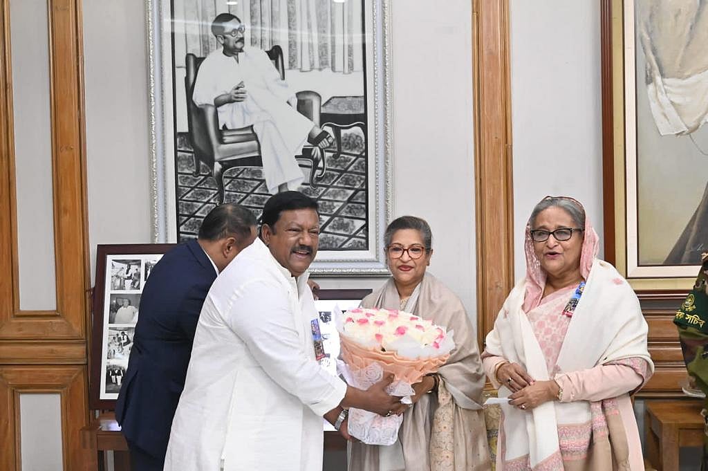 আজ গণভবনে আওয়ামী লীগ সভাপতি শেখ হাসিনার হাতে ফুল দিয়ে দলে যোগ দেন সাবেক মন্ত্রিপরিষদ সচিব কবির বিন আনোয়ার