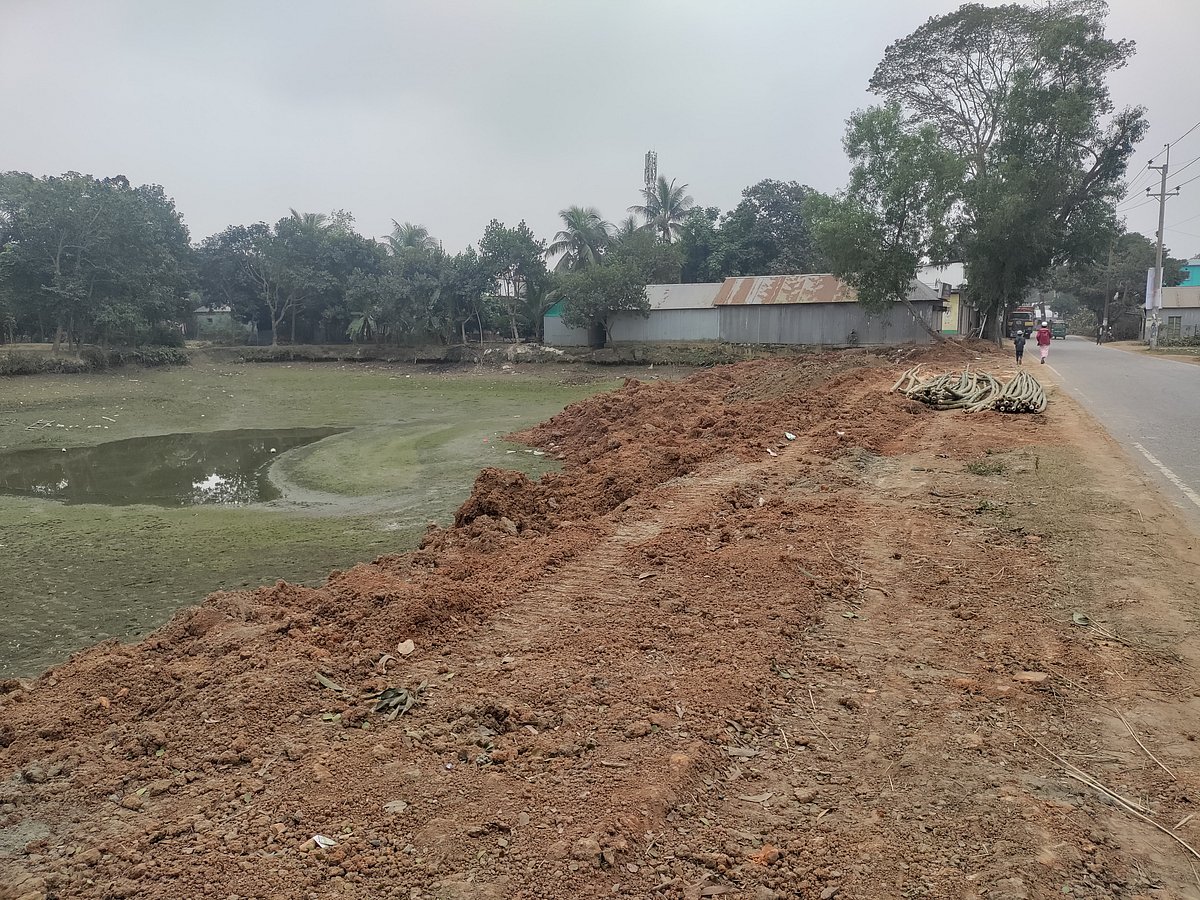 ব্রাহ্মণবাড়িয়ার বিজয়নগর উপজেলার চান্দুরা-আখাউড়া সড়কের পাশে মির্জাপুর এলাকায় ৪০ বছরের বেশি পুরোনো একটি পুকুরে মাটি ফেলে ভরাট করা হচ্ছে। গত শনিবার দুপুরে