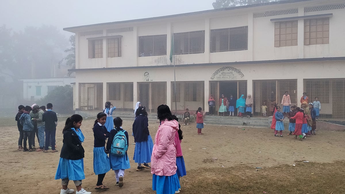 কিশোরগঞ্জে এযাবৎকালের সর্বনিম্ন ৮ দশমিক ৬ ডিগ্রি সেলসিয়াস তাপমাত্রার মধ্যেই বিদ্যালয়ে যেতে হয়েছে শিক্ষার্থীদের। আজ মঙ্গলবার সকালে বাজিতপুর উপজেলার সরারচর এলাকার ভান্ডা মজলিশপুর সরকারি প্রাথমিক বিদ্যালয়ে