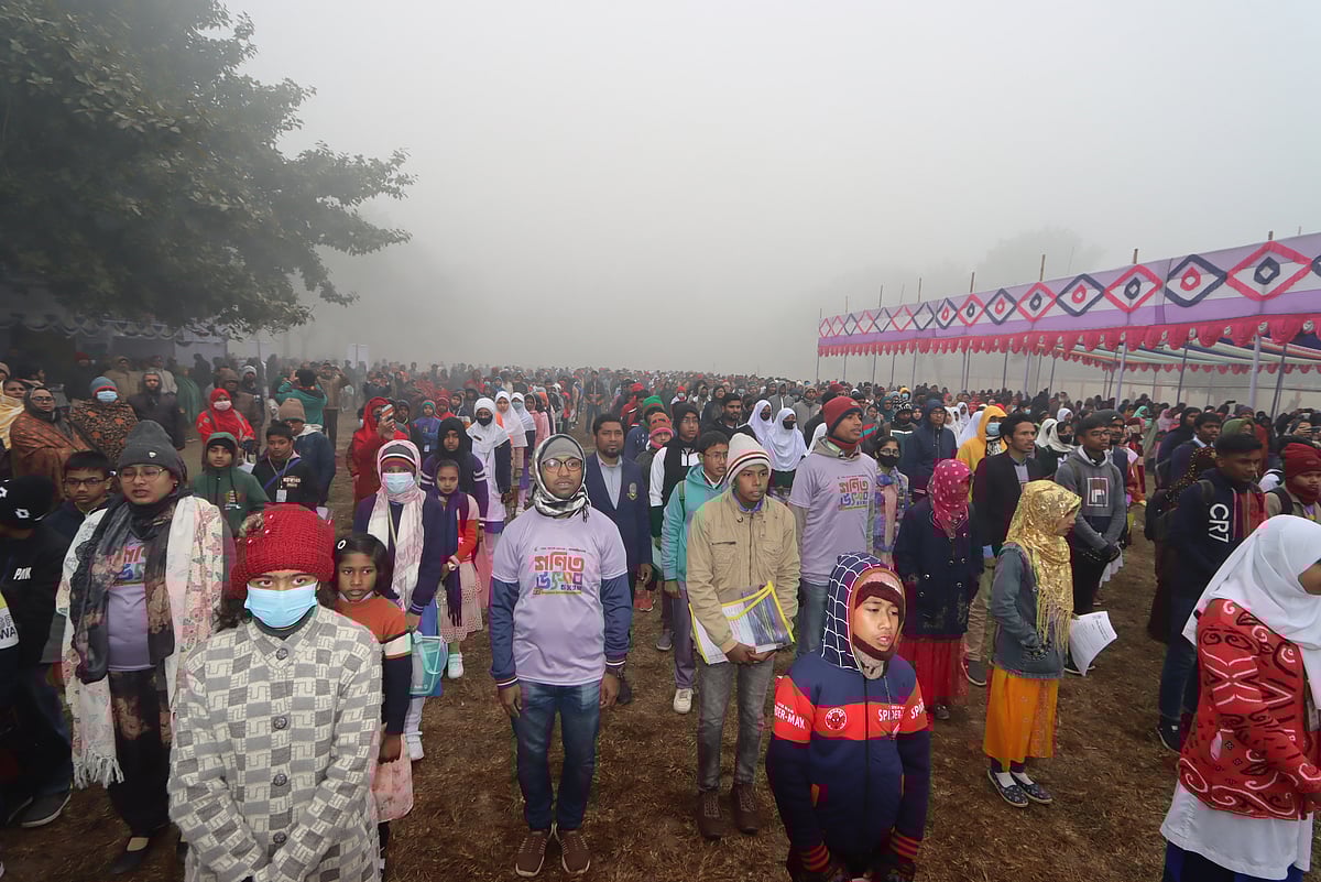 কুয়াশাচ্ছন্ন শীতের সকালে গণিত উৎসবে হাজির হয়েছে শিক্ষার্থীরা। আজ শুক্রবার সকালে রংপুর জিলা স্কুল মাঠে