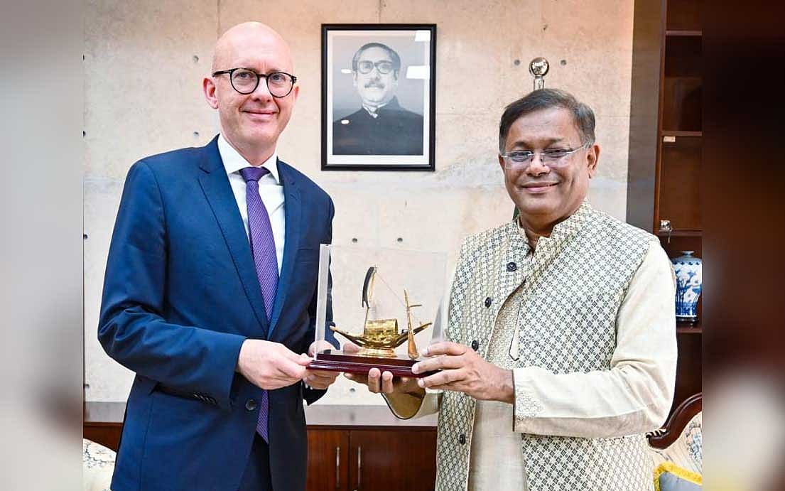 ঢাকায় ইউরোপীয় ইউনিয়নের রাষ্ট্রদূত চার্লস হোয়াইটলি আজ বুধবার পররাষ্ট্রমন্ত্রী হাছান মাহমুদের সঙ্গে তাঁর দপ্তরে সৌজন্য সাক্ষাৎ করেন