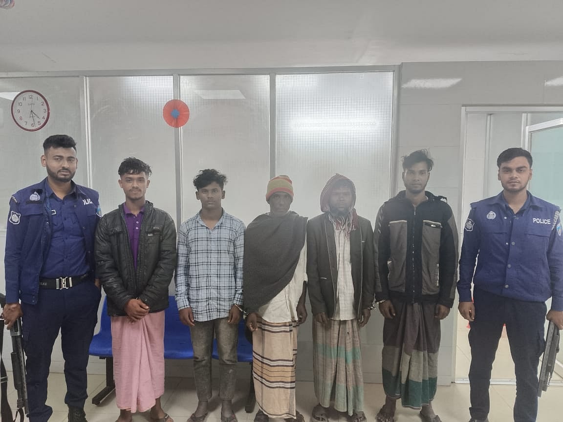 পুলিশের ওপর হামলার অভিযোগে পাঁচজনকে গ্রেপ্তার করে কারাগারে পাঠানো হয়েছে। মঙ্গলবার বিকেলে চকরিয়া থানায়