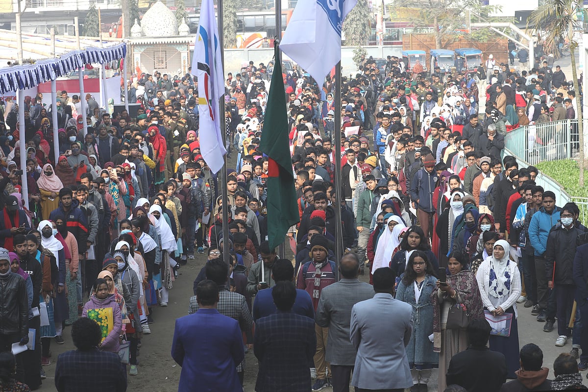 কুষ্টিয়ায় আঞ্চলিক গণিত উৎসবের উদ্বোধনী পর্বে খুদে শিক্ষার্থীরা। আজ শুক্রবার সকালে কুষ্টিয়া জিলা স্কুল প্রাঙ্গণে