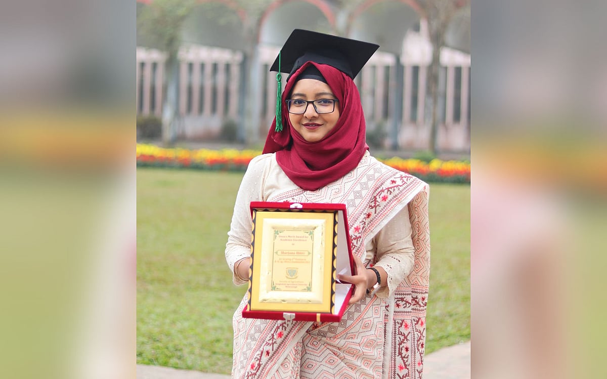 এক কক্ষে থাকতেন চারজনের পরিবার। বাবার ঘুম ভেঙে যাবে তাই বাতি নিভিয়ে মোবাইলের আলোয় পড়তে হতো সার্জানা আক্তারের। তিনিই এবার বাংলাদেশ কৃষি বিশ্ববিদ্যালয়ের কৃষি অনুষদ থেকে ডিনস অ্যাওয়ার্ড পেয়েছেন