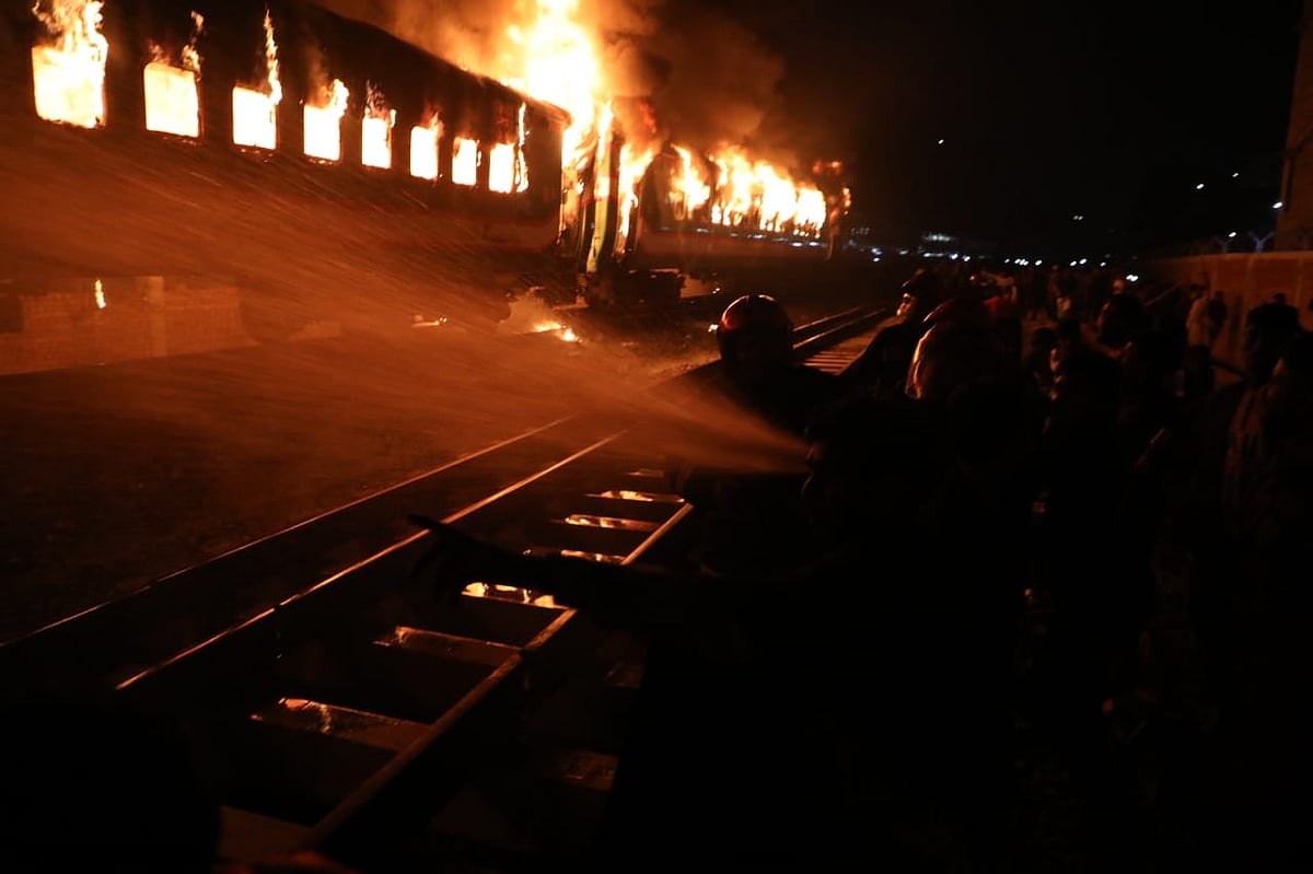 আগুন কয়েকটি বগিতে ছড়িয়ে পড়েছিল