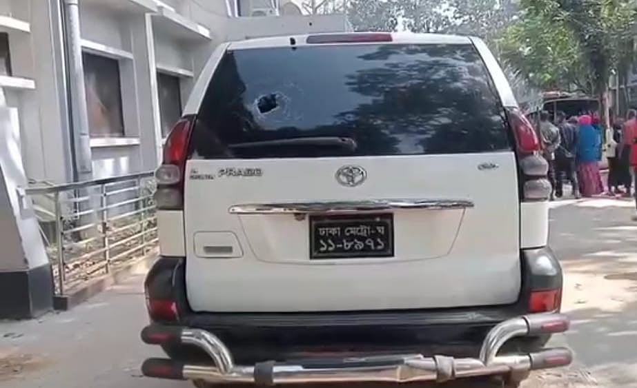 দীঘিনালায় অতিরিক্ত জেলা প্রশাসকের গাড়িতে ঢিল ছোড়ে দুর্বৃত্তরা। আজ সকালে দীঘিনালা বাজারে