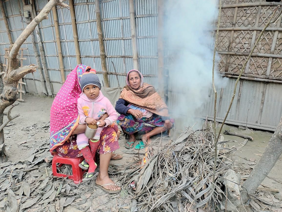 রংপুরের বদরগঞ্জে আগুন জ্বালিয়ে শীত নিবারণের চেষ্টা করছেন কয়েকজন নারী। শুক্রবার বিকেলে উপজেলার দামোদরপুর গ্রামে