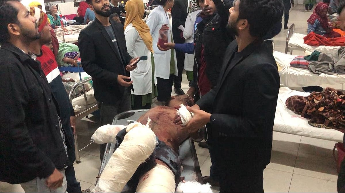 হুমায়ুন মাতুব্বরের ডান হাতের কবজি বিচ্ছিন্ন হয়ে গেছে। রোববার রাতে মাদারীপুর ২৫০ শয্যা জেলা হাসপাতালে