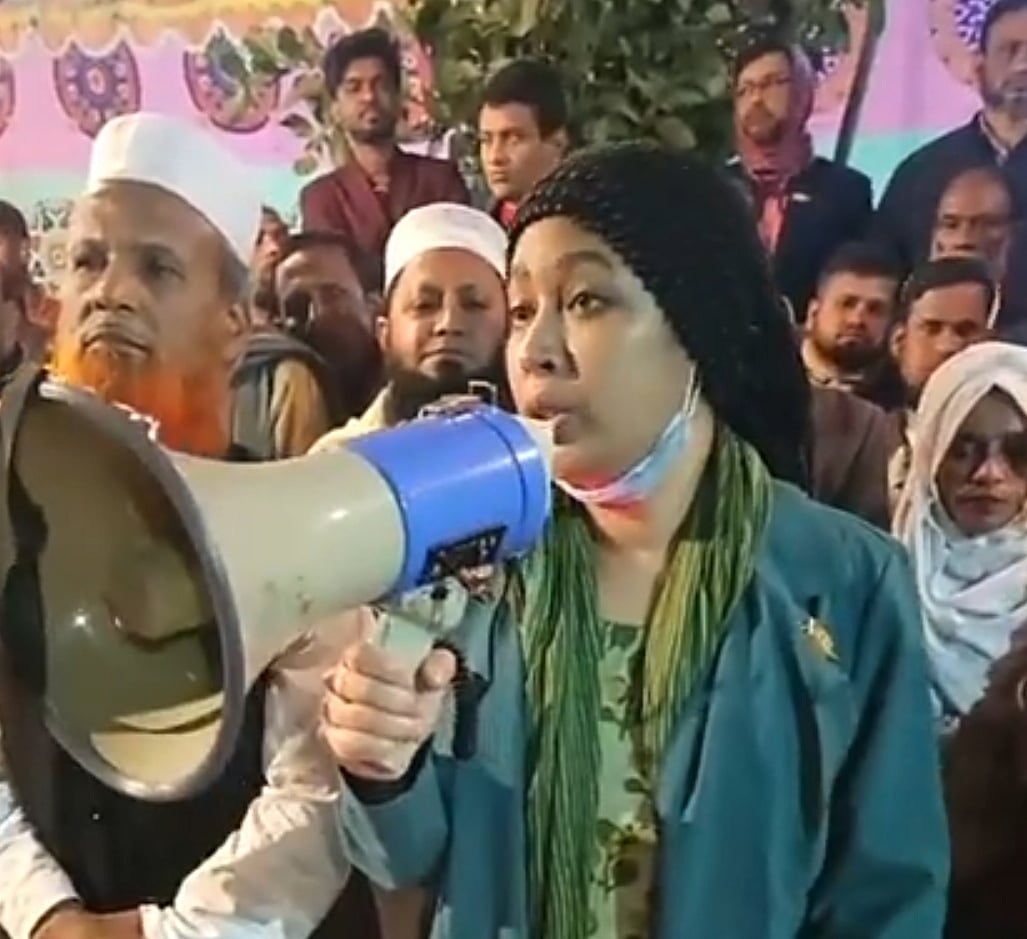 নেতা–কর্মীদের উদ্দেশে বক্তব্য দিচ্ছেন গাজীপুর-৩ আসনে বিজয়ী রুমানা আলী। গতকাল রোববার রাতে