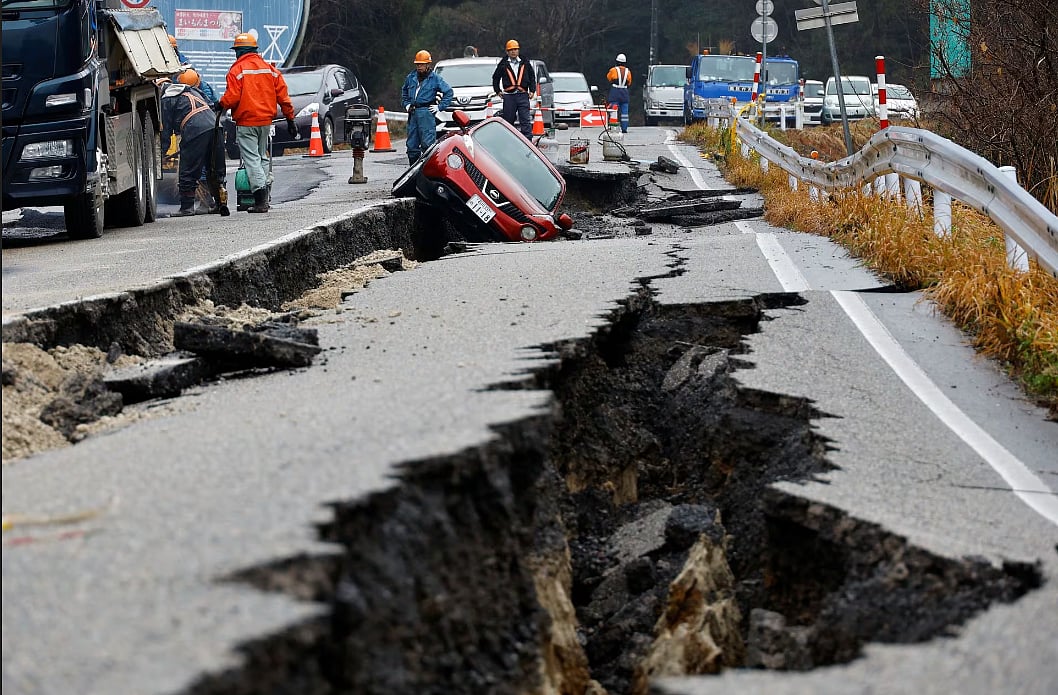 ভূমিকম্পে ক্ষতিগ্রস্ত সড়কে উদ্ধারকর্মীদের তৎপরতা। আনামিজু, জাপান, ৩ জানুয়ারি