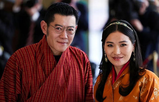 ভুটানের রাজা জিগমে খেসার নামগিয়েল ওয়াংচুকের সঙ্গে রানী জেতসুন ফেমা