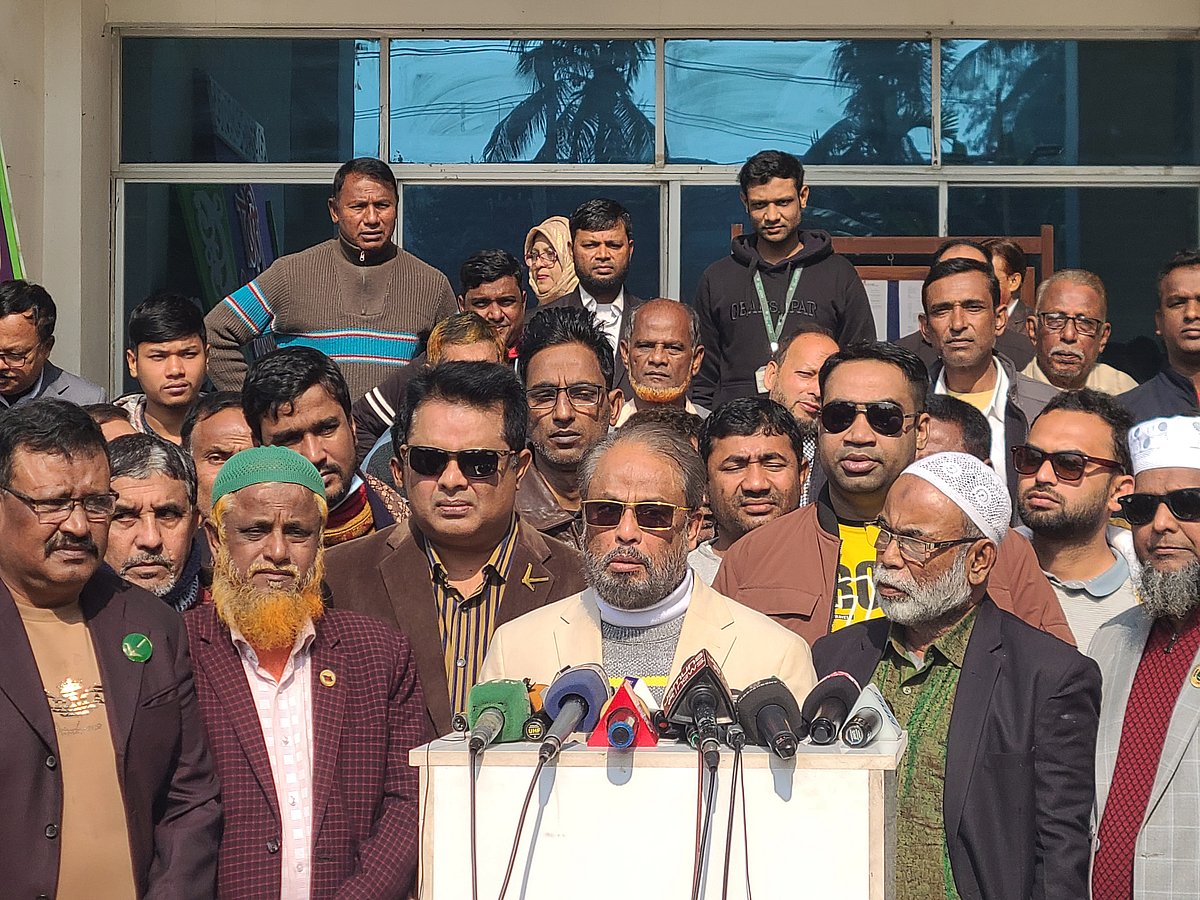 চিকিৎসকদের সঙ্গে মতবিনিময় শেষে সাংবাদিকের সঙ্গে কথা বলেন জাপা চেয়ারম্যান জি এম কাদের। আজ বুধবার দুপুরে রংপুর কমিউনিটি মেডিকেল কলেজ হাসপাতালে