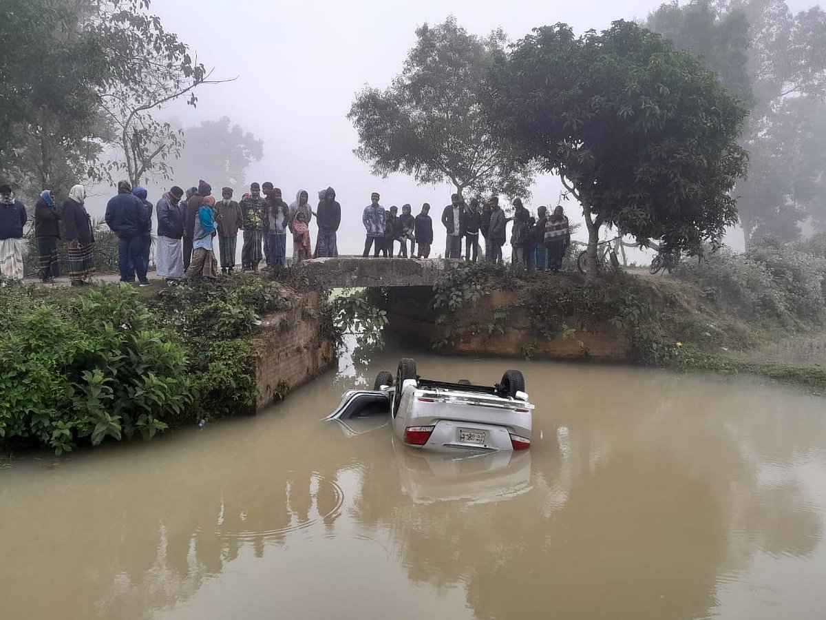 নিয়ন্ত্রণ হারিয়ে প্রাইভট কারটি উল্টে খালের পানিতে পড়ে গেছে। বৃহস্পতিবার সকালে গাজীপুরের শ্রীপুর উপজেলার মাওনা ইউনিয়নের বদনীভাঙা গ্রামের বদনীভাঙা-গাজীপুর সড়কের পুরাতন বাজার এলাকায়