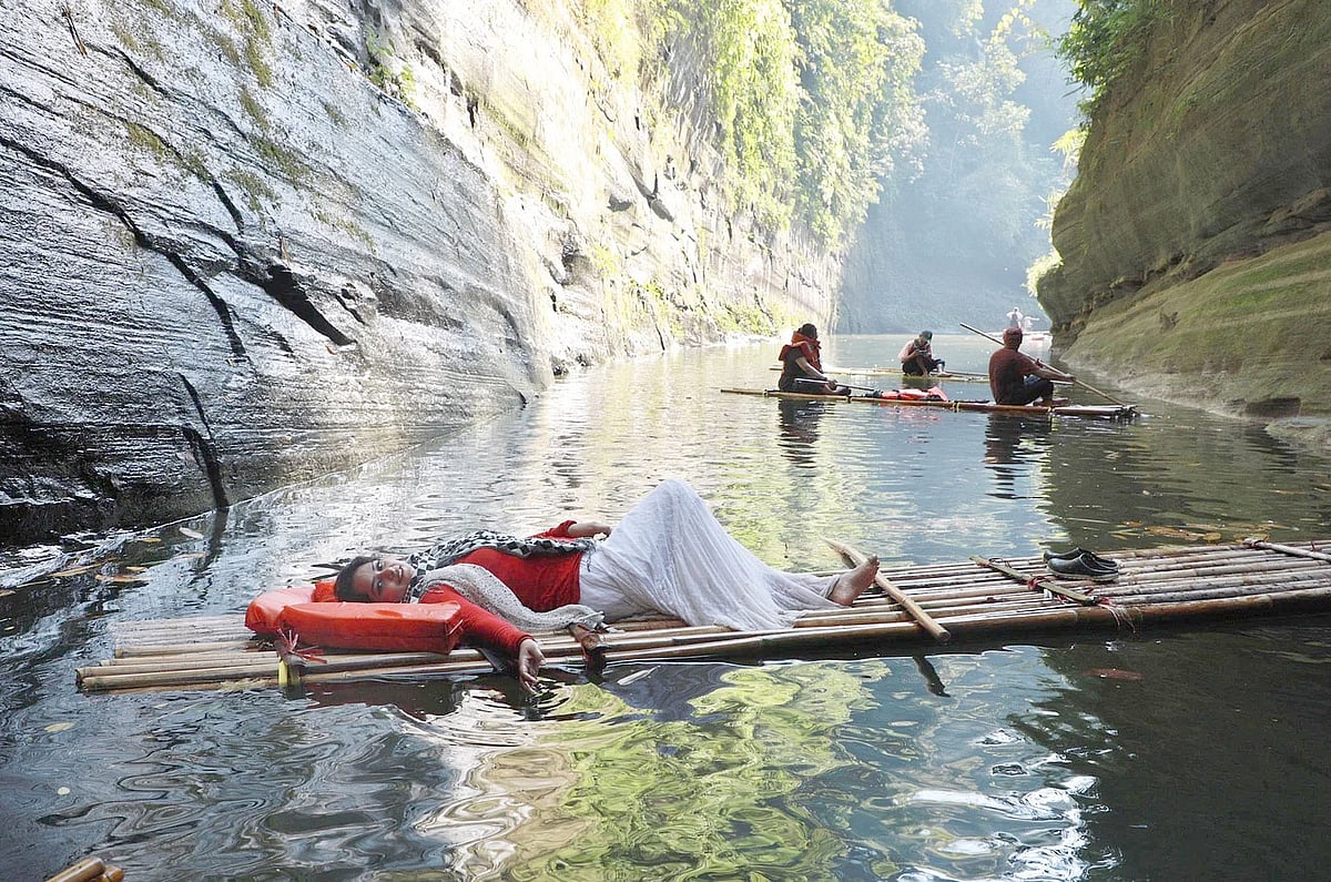 গত কয়েক বছরে দেশের অ্যাডভেঞ্চার প্রিয় পর্যটকদের কাছে আকর্ষণীয় হয়ে উঠেছে বান্দরবানের রোয়াংছড়ির দেবতাখুম। ভ্রমণ নিষেধাজ্ঞা উঠে যাওয়ায় পর্যটকদের পদচারনায় আবার মুখরিত হবে এই এলাকা