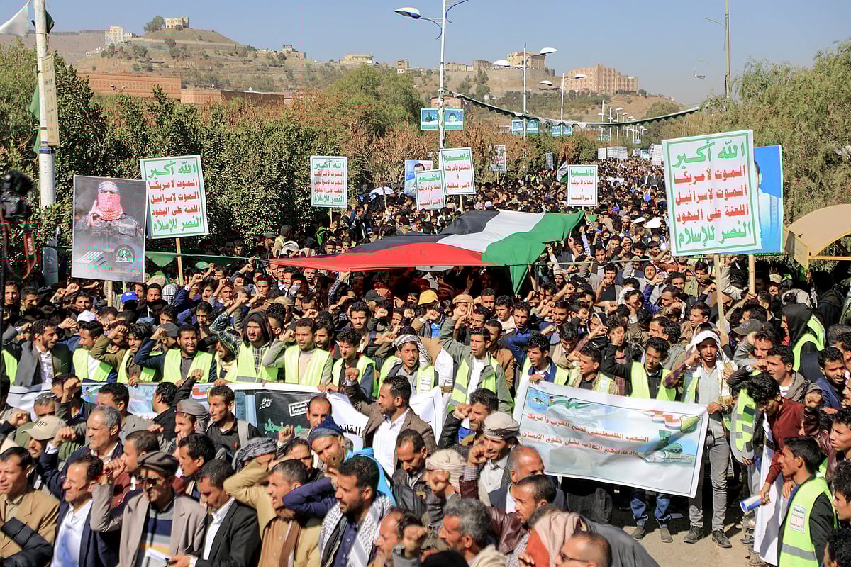 ইয়েমেনিদের যুক্তরাষ্ট্র ও ইসরায়েলবিরোধী বিক্ষোভ। এ সময় বিক্ষোভকারীরা ফিলিস্তিনের সমর্থনেও স্লোগান দেন। গত বুধবার দেশটির হুতি নিয়ন্ত্রিত রাজধানী সানায়