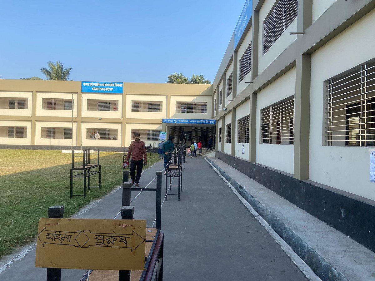 বন্দর পূর্ব আবাসিক এলাকা প্রাথমিক বিদ্যালয় কেন্দ্রে সকাল নয়টায়ও ভোটারের উপস্থিতি দেখা যায়নি। আজ সকাল নয়টায় চট্টগ্রামের পতেঙ্গায়
