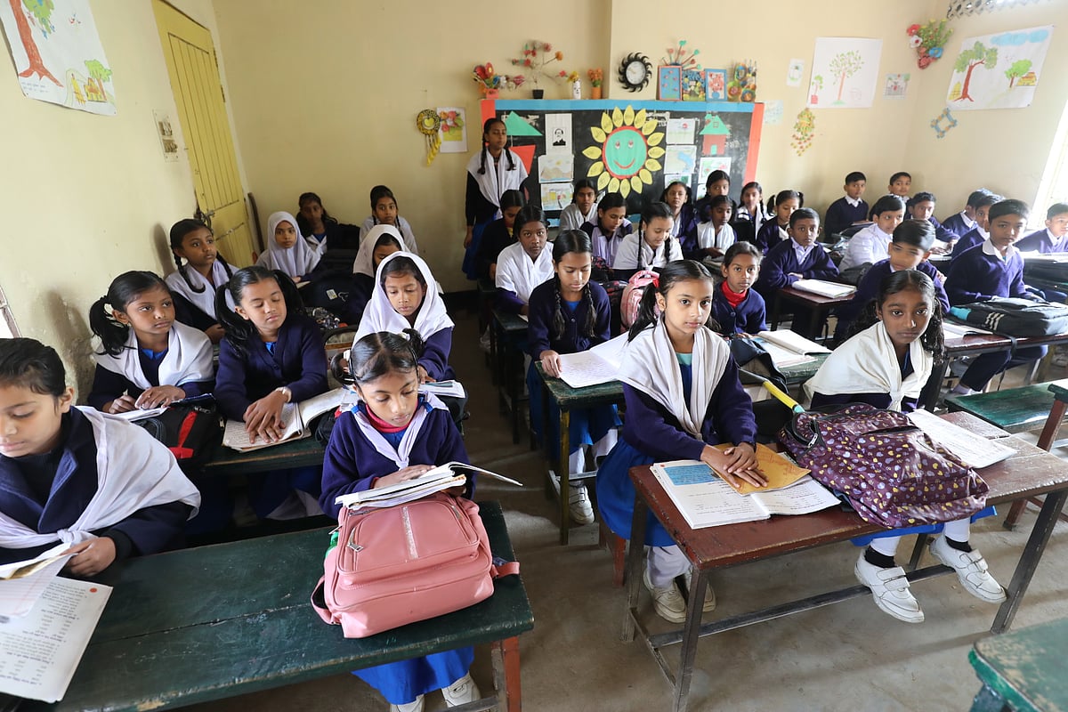 শীতের সকালে শ্রেণিকক্ষে হাজির হয়েছে শিক্ষার্থীরা। আজ রোববার সকালে বগুড়া সদর উপজেলার মাটিডালী সরকারি প্রাথমিক বিদ্যালয়ে