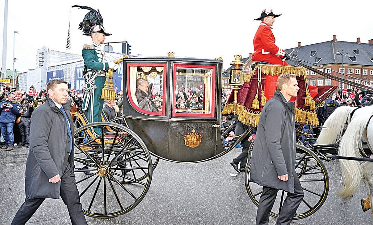 রানি দ্বিতীয় মারগ্রেথ নিজ বাসভবন অ্যামালিয়েনবার্গ প্রাসাদ থেকে ক্রিস্টেইনবার্গ প্রাসাদে যাচ্ছেন। পরে ‘কাউন্সিল অব স্টেটে’ সিংহাসন ছাড়ার ঘোষণায় সই করেন। গতকাল কোপেনহেগেনে