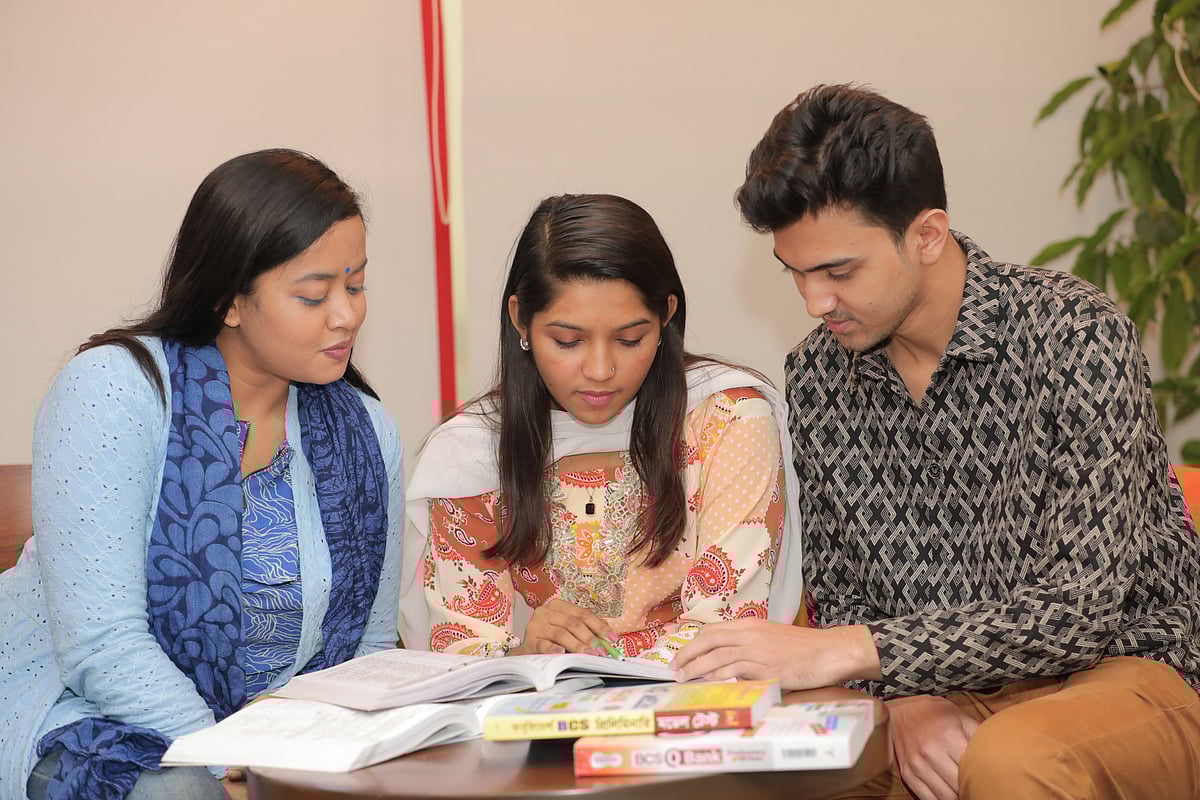 প্রিলিমিনারিতে পাস করতে নিয়মিত পড়তে হবে। মডেল: লিজা, রূপা ও শিশির