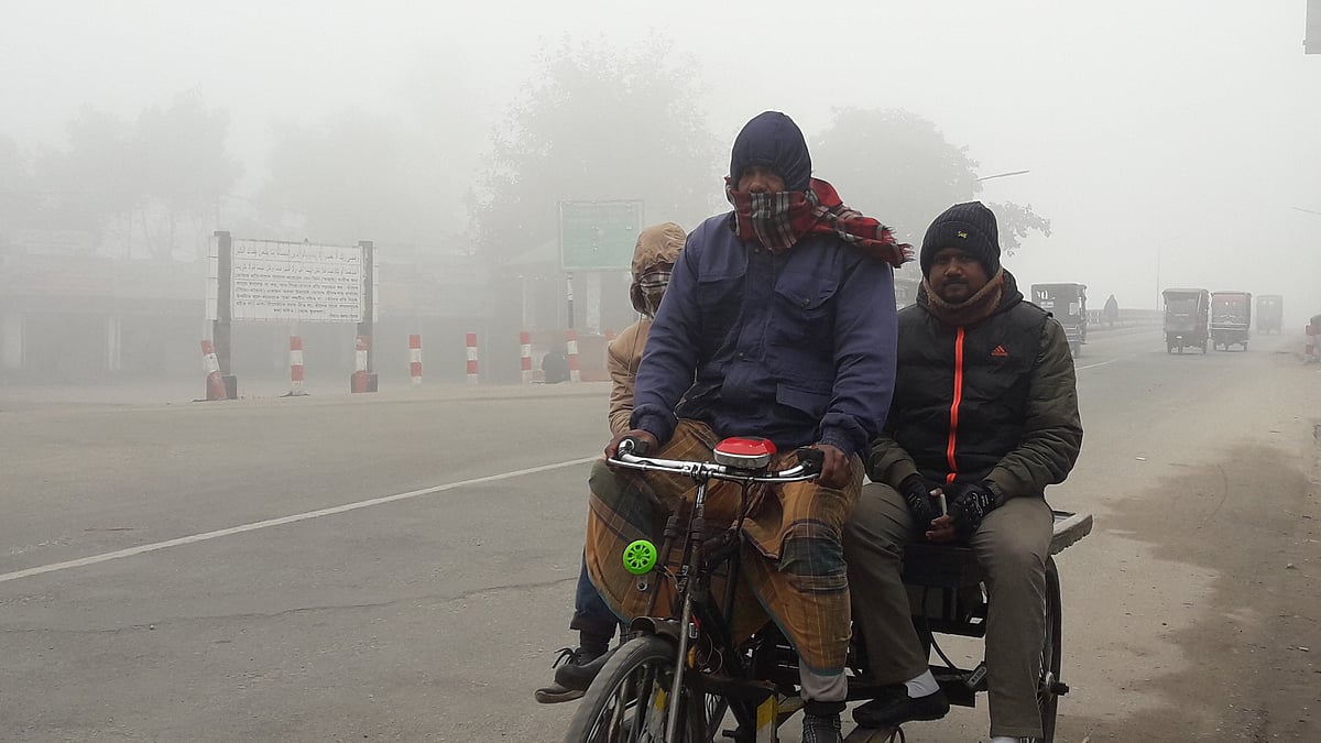 সকালের হাড়কাঁপানো শীত উপেক্ষা করে প্রয়োজনের তাগিদে বের হয়েছেন সাধারণ মানুষ। আজ শুক্রবার সকাল সাড়ে ৯টার দিকে পঞ্চগড় জেলা শহরসংলগ্ন করতোয়া সেতুতে
