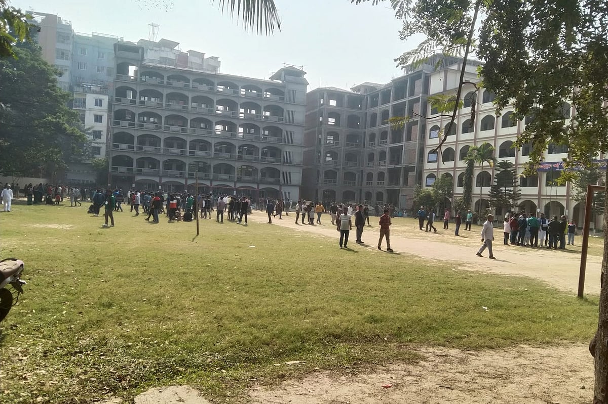 মিরপুর-১০ নম্বরের আদর্শ উচ্চবিদ্যালয় ভোটকেন্দ্রে মাঠে একই লোকজন সকাল থেকে জটলা বেঁধে আছেন