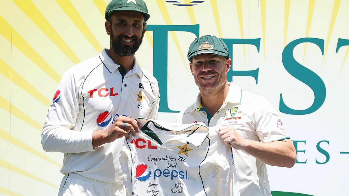 ডেভিড ওয়ার্নারকে পাকিস্তান দলের সই করা জার্সি উপহার দিচ্ছেন শান মাসুদ