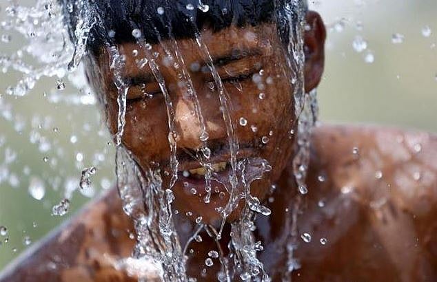 প্রতিদিন গোসল শরীর-মনকে সতেজ ও চাঙা রাখে