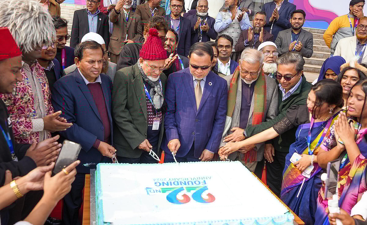 কেক কেটে ড্যাফোডিল ইন্টারন্যাশনাল ইউনিভার্সিটির ২২তম প্রতিষ্ঠাবার্ষিকীর উদ্বোধন করেন বিশ্ববিদ্যালয়ের ট্রাষ্টিবোর্ডের চেয়ারম্যান মো. সবুর খান ও উপাচার্য অধ্যাপক এম লুৎফর রহমান