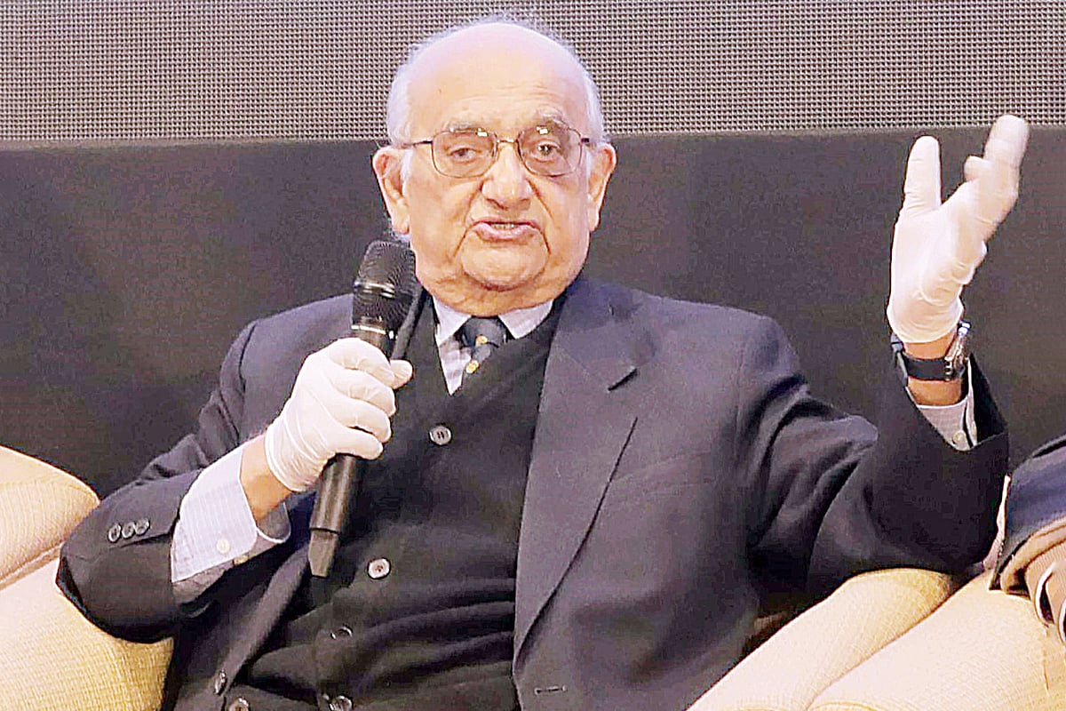 বাপা ও বেন আয়োজিত বিশেষ সম্মেলনের উদ্বোধনী অনুষ্ঠানে বক্তব্য দিচ্ছেন অধ্যাপক রেহমান সোবহান। গতকাল রাজধানীর খামারবাড়ির কৃষিবিদ ইনস্টিটিউশন মিলনায়তনে