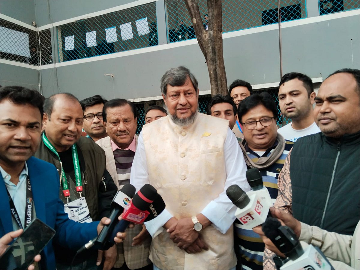 মিরপুরের পাইকপাড়ার বশির উদ্দিন আদর্শ স্কুল অ্যান্ড কলেজে সাংবাদিকদের সঙ্গে কথা বলেন ঢাকা-১৪ আসনে আওয়ামী লীগের প্রার্থী মাইনুল হোসেন খান (নিখিল)