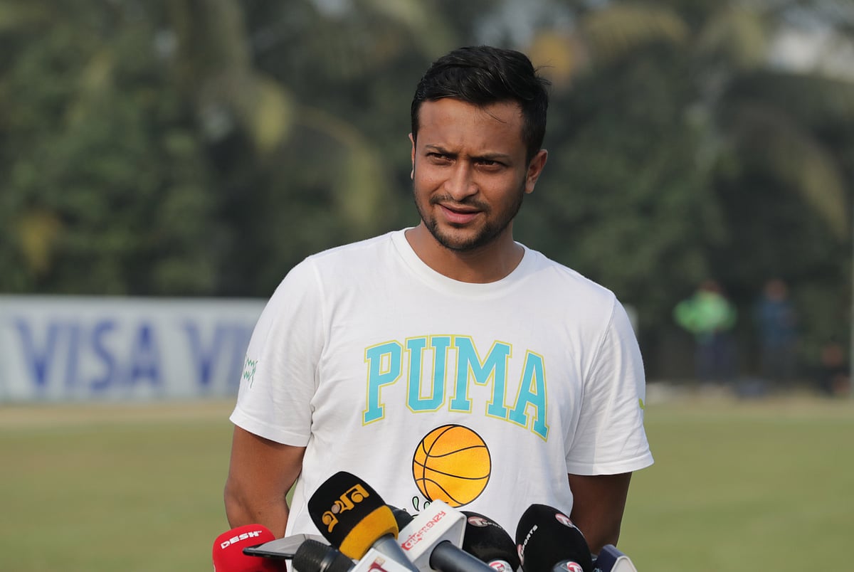 বসুন্ধরা স্পোর্টস কমপ্লেক্সে রংপুর রাইডার্সের অনুশীলনের ফাঁকে সংবাদমাধ্যমের সঙ্গেও কথা বলেন সাকিব