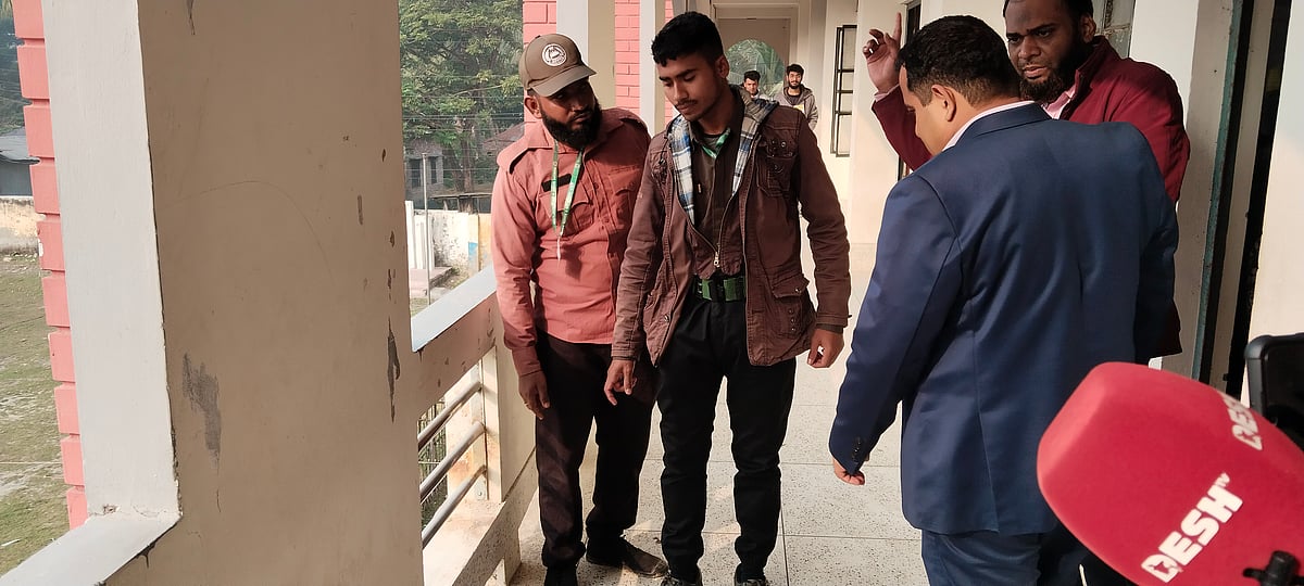 যশোর-৩ (সদর) আসনে শংকরপুর মাধ্যমিক বিদ্যালয় ভোটকেন্দ্রে বোমা হামলা করেছে দুর্বৃত্তরা