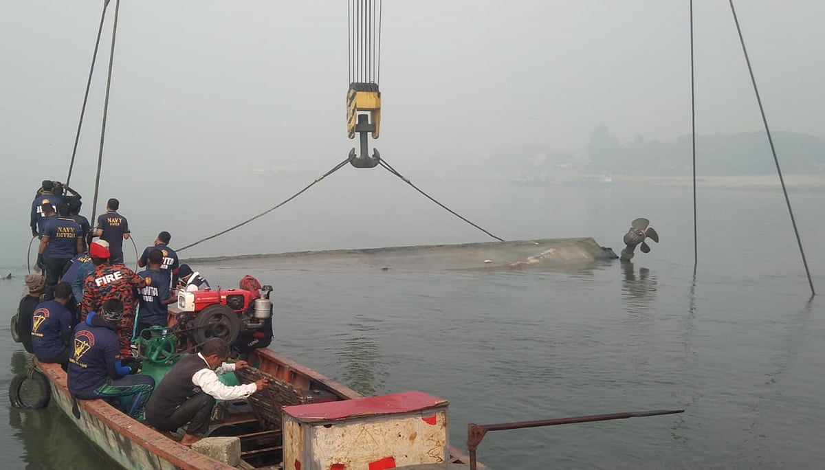 মানিকগঞ্জের পাটুরিয়ায় ডুবে যাওয়া ফেরি রজনীগন্ধা নদীর তলদেশ থেকে ওঠানো হয়েছে। ফেরিটিকে পুরোপুরি উদ্ধারে চলছে কার্যক্রম। আজ বুধবার সকালে পাটুরিয়ার ৫ নম্বর ঘাটের অদূরে পদ্মা নদীতে