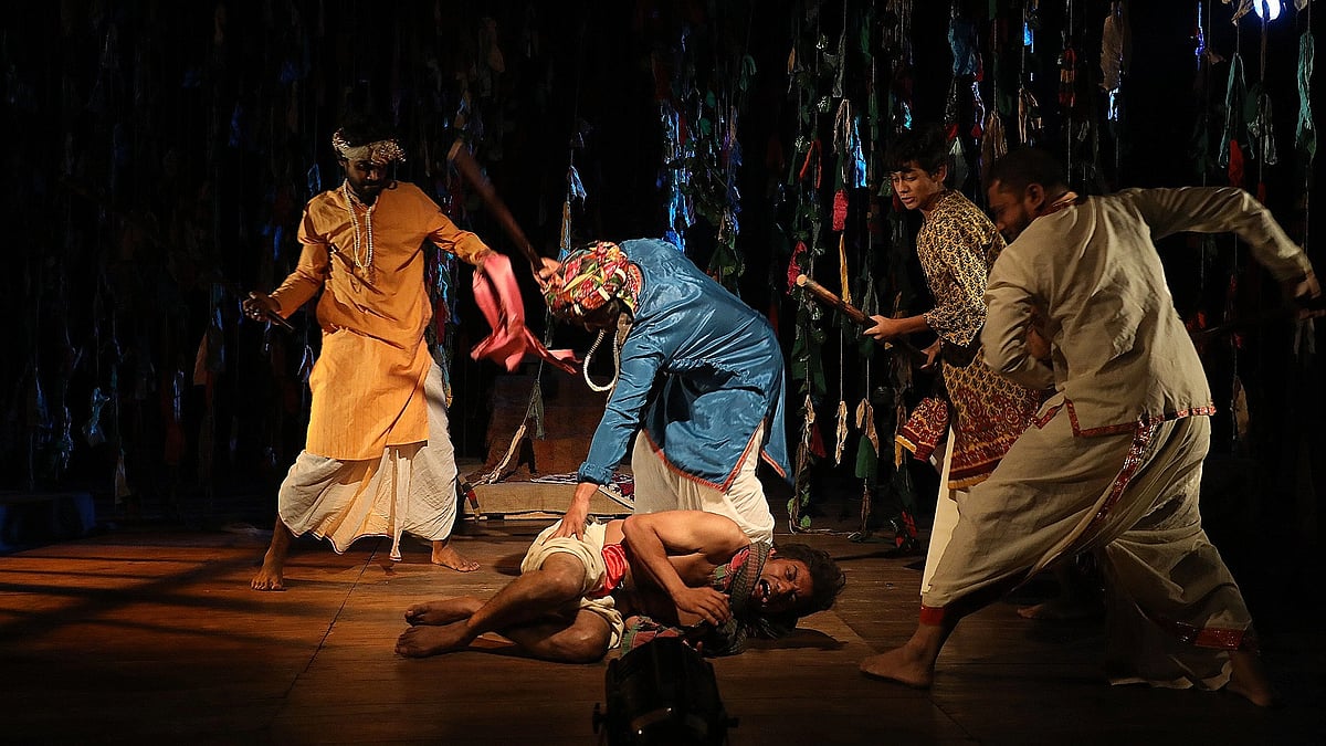 জাতীয় নাট্যশালার স্টুডিও থিয়েটার মিলনায়তনে সোমবার মঞ্চস্থ বিবেকানন্দ থিয়েটারের উত্তরণ নাটকের দৃশ্য