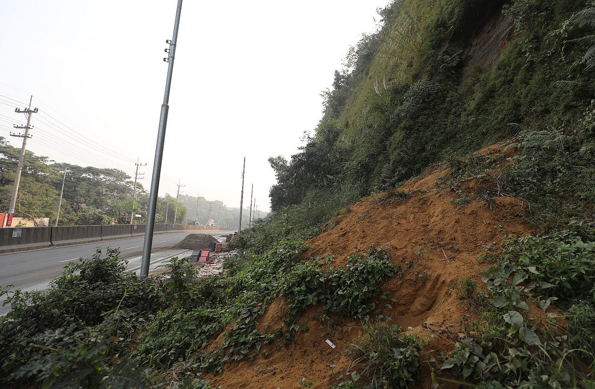 সড়ক নির্মাণের জন্য খাড়াভাবে কাটা হয় পাহাড়। তাই প্রায় সময় সড়কের ওপর ধসে পড়ছে পাহাড়ের মাটি। সম্প্রতি ফৌজদারহাট-বায়েজিদ লিংক সড়কের এশিয়ান ইউনিভার্সিটি ফর উইমেনের স্থায়ী ক্যাম্পাস এলাকায়