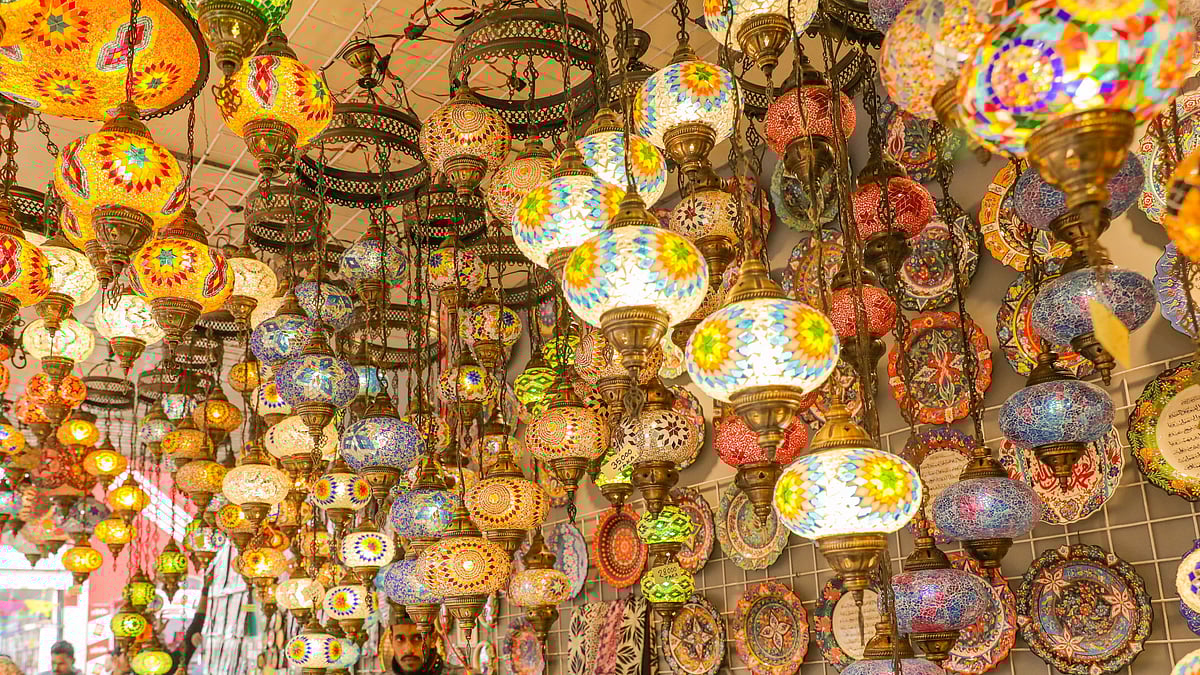 এই আলোকবাতির দাম শুরু ১ হাজার ২০০ টাকা থেকে।