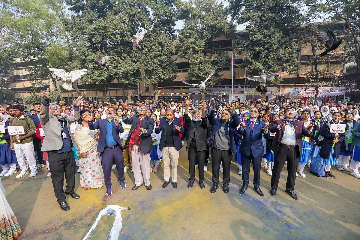 বিতর্ক প্রতিযোগিতার উদ্বোধন পর্বে পায়রা ওড়ান অতিথিরা। মোহাম্মদপুরের সেন্ট যোসেফ উচ্চমাধ্যমিক বিদ্যালয়ে পুষ্টি-প্রথম আলো স্কুল বিতর্ক প্রতিযোগিতার চূড়ান্ত পর্বে। ঢাকা, ২৭ জানুয়ারি