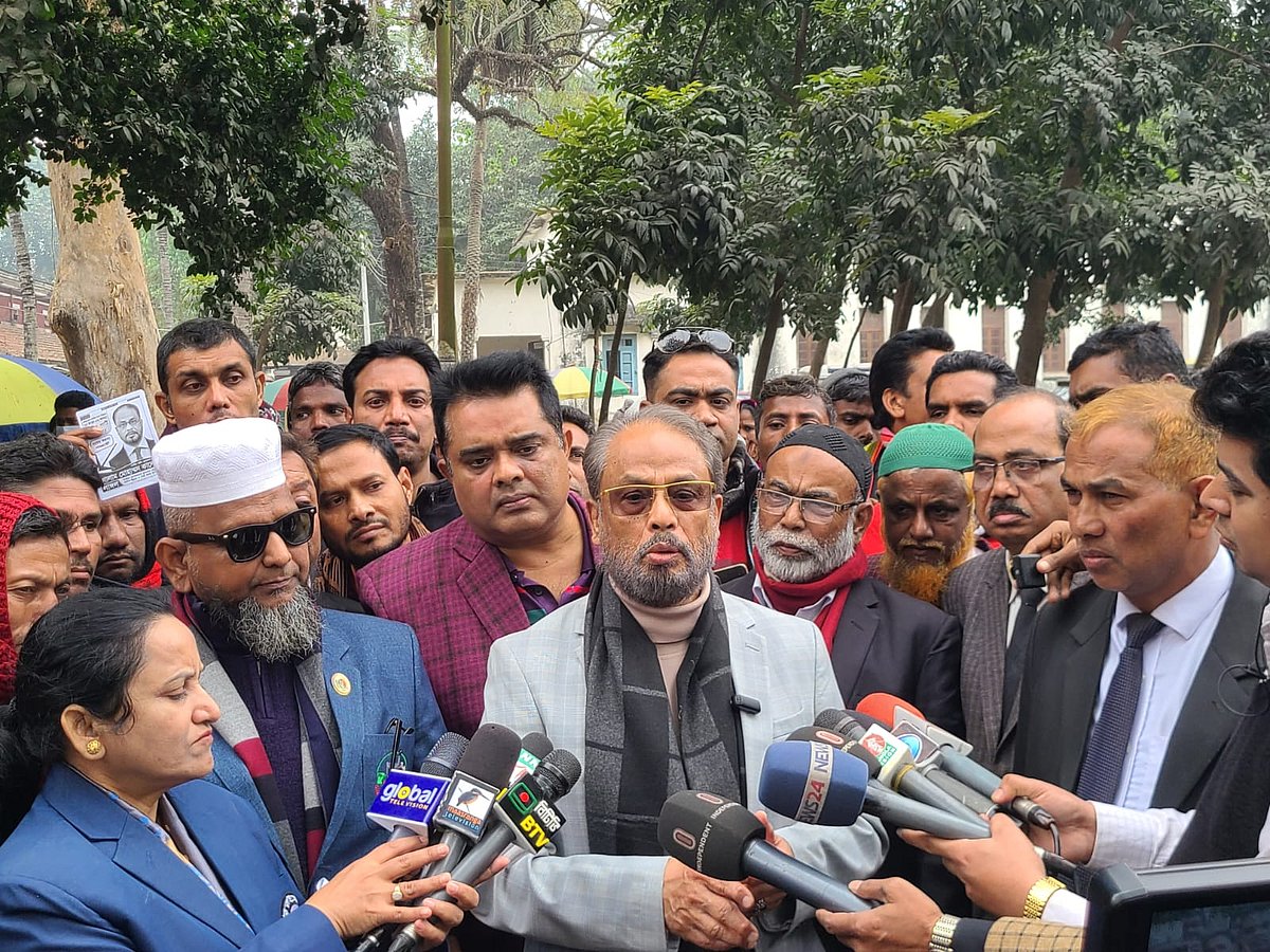 রংপুরে আদালত চত্বরে নির্বাচনী গণসংযোগকালে সাংবাদিকদের সঙ্গে কথা বলেন জাতীয় পার্টির চেয়ারম্যান জি এম কাদের। সোমবার দুপুরে