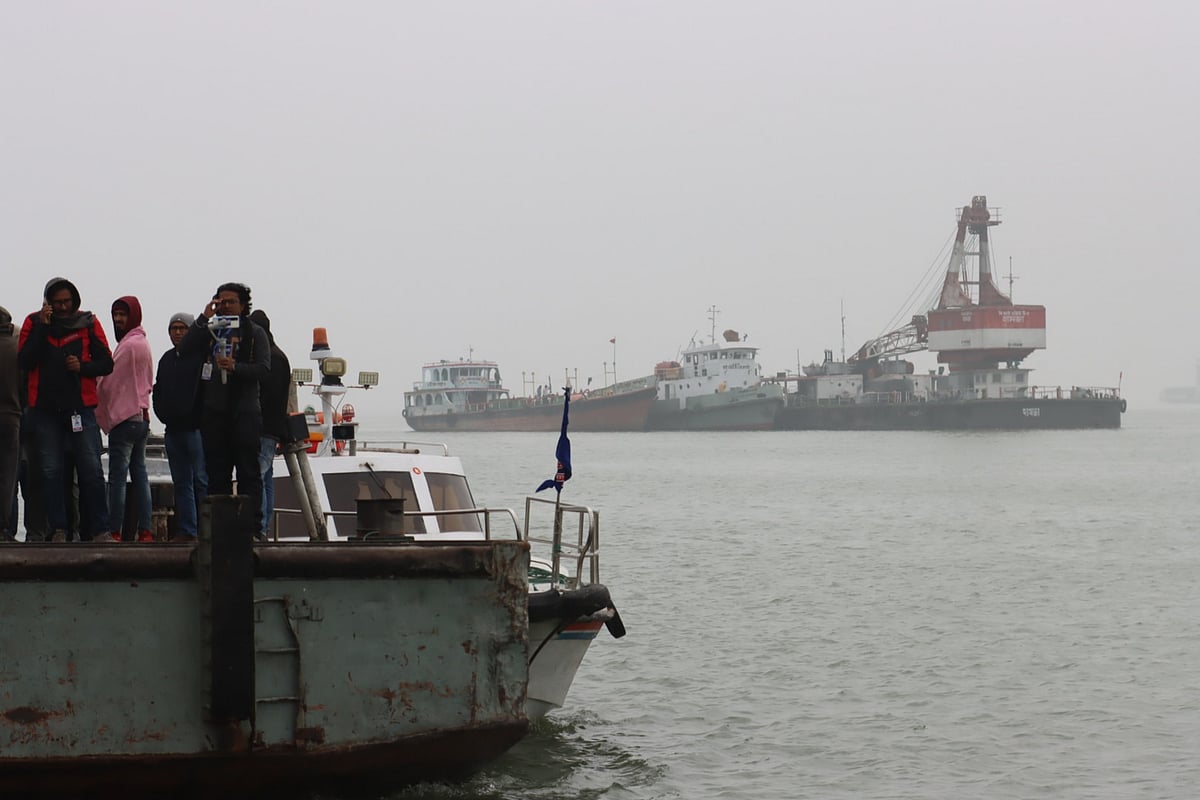 ডুবে যাওয়া ফেরি উদ্ধারে পাটুরিয়া ঘাটে  উদ্ধারকারী জাহাজ হামজা।
পাটুরিয়া ঘাট এলাকা, মানিকগঞ্জ ১৭ জানুয়ারি