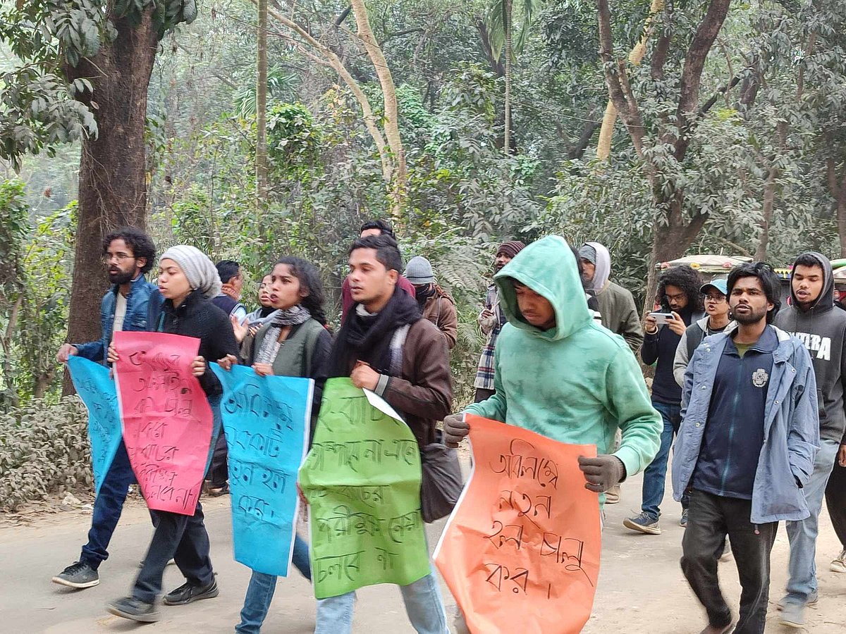 জাহাঙ্গীরনগর বিশ্ববিদ্যালয়ের প্রথম বর্ষের শিক্ষার্থীদের সশরীর ক্লাস শুরুর দাবিতে বিক্ষোভ মিছিল করেন শিক্ষার্থীরা। রোববার দুপুরে বিশ্ববিদ্যালয় ক্যাম্পাসে