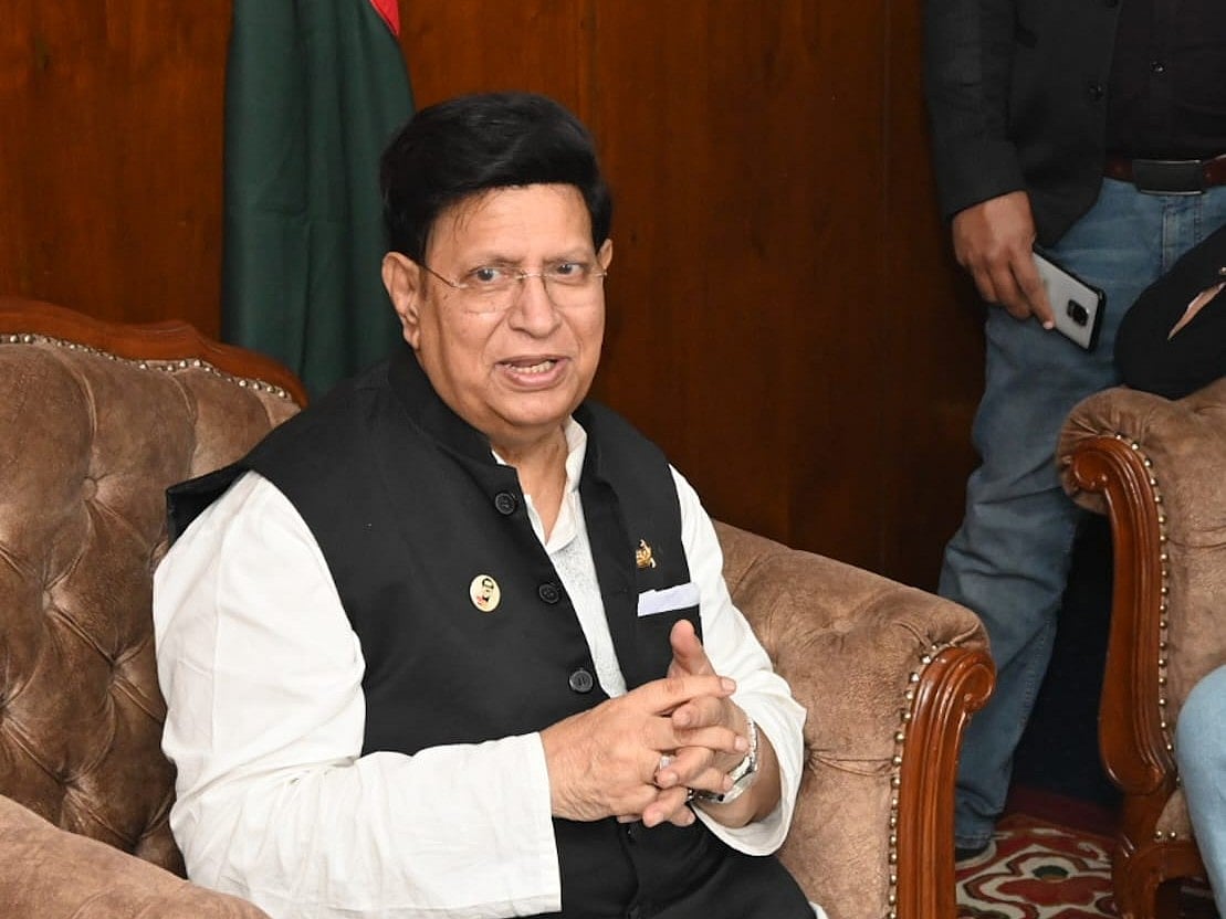 দ্বাদশ জাতীয় সংসদ নির্বাচনের ভোট গ্রহণ শেষে আজ রোববার রাজধানীর হোটেল সোনারগাঁওয়ে সাংবাদিকদের সঙ্গে কথা বলেন পররাষ্ট্রমন্ত্রী এ কে আব্দুল মোমেন