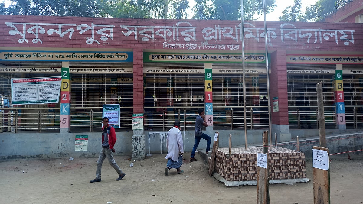 দিনাজপুরের বিরামপুর উপজেলার মুকুন্দপুর সরকারি প্রাথমিক বিদ্যালয় ভোটকেন্দ্রে ভোট গণনার আগেই ফলাফল শিটে এজেন্টদের স্বাক্ষর নিয়েছেন প্রিসাইডিং কর্মকর্তা